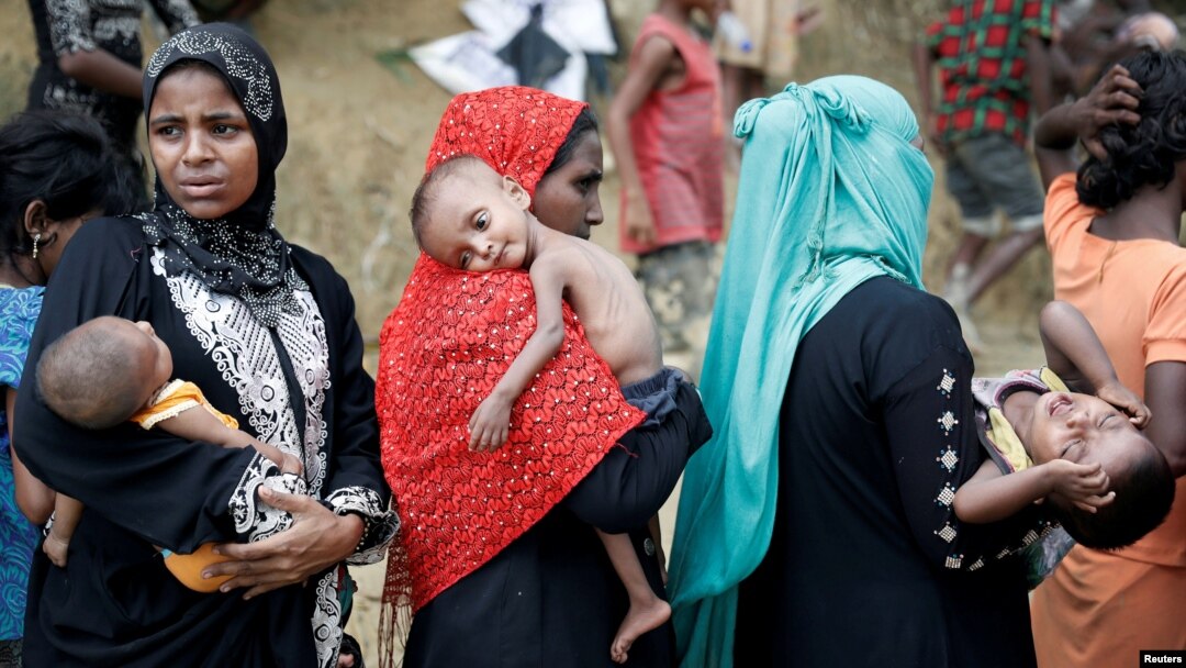 Người tị nạn Rohingya chờ nhận vật phẩm cứu trợ tại Cox's Bazar, Bangladesh.