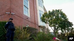 낸시 펠로시 하원의장의 샌프란시스코 자택 앞에 경찰이 서 있다. 