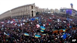 Demonstran Ukraina berpawai di Kiev, Ukraina, hari Minggu (1/12). 