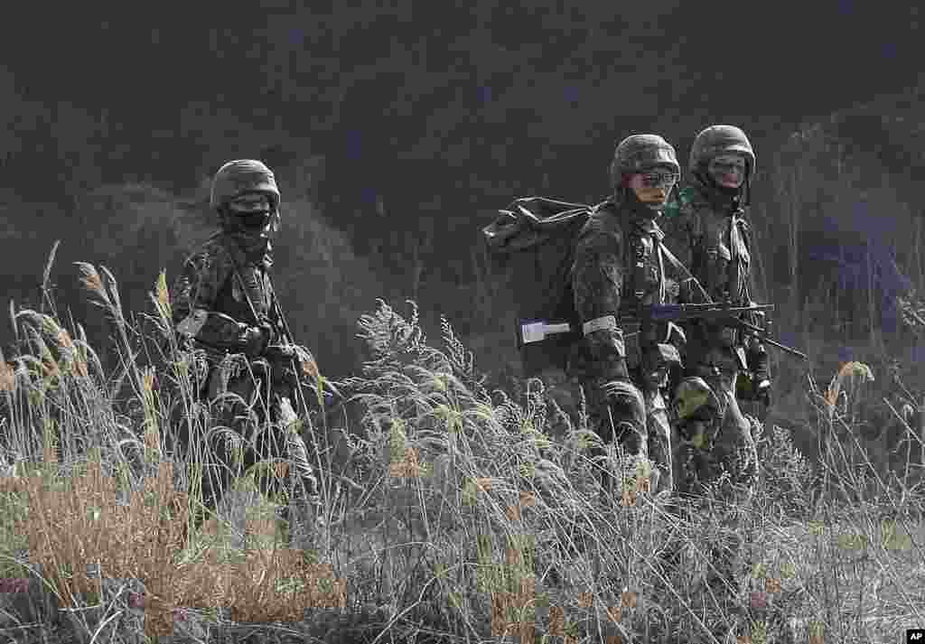 South Korean army soldiers move during their military exercise near the demilitarized zone between the two Koreas in Paju, South Korea, March 2, 2015.