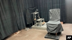 Električna stolica (desno) i stolica za pogubljenje streljačkim vodom (lijev0) u zatvoru u Columbiji, Južnoj Karolini (Foto: AP)