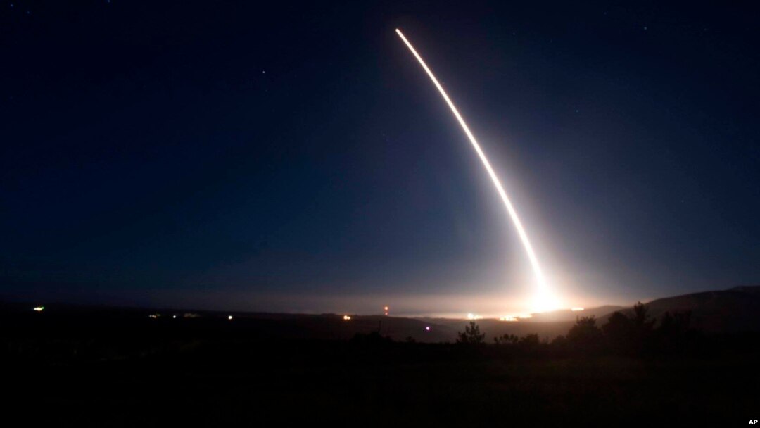 Foto proporcionada por la Fuerza Aérea de un misil Minuteman III lanzado desde la Base Aérea Vandenberg en California.