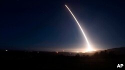 Foto proporcionada por la Fuerza Aérea de un misil Minuteman III lanzado desde la Base Aérea Vandenberg en California.