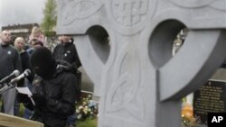 Salah seorang anggota Lasykar RIRA mengenakan masker membacakan sebuah pernyataan di Irlandia Utara (foto: dok).