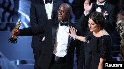 Le réalisateur Barry Jenkins et la productrice Adele Romanski célébrent la victoire d'image de "Moonlight". 