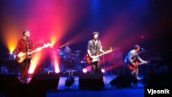 Kelompok beraliran rock alternative "Travis" tampil di Lincoln Theatre, Washington DC, 20 September 2013 (VOA/Tony Hotland)