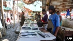 Suasana pasar di kota pelabuhan Hodeida yang dikuasi oleh Houthi, 14 Desember 2018. (Foto: dok)