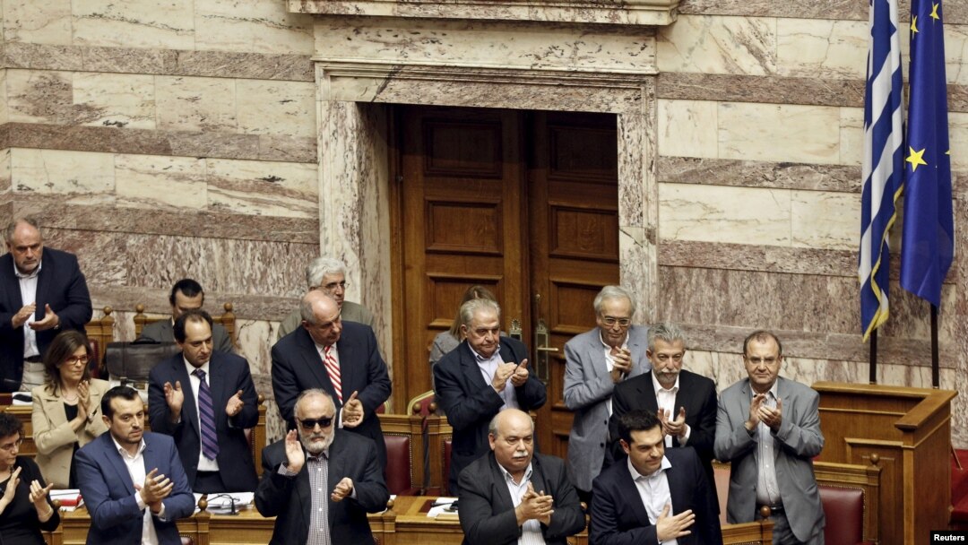 Perdana Menteri Yunani Alexis Tsipras (bawah kanan) di parlemen, Athena, Yunani, 28 Juni 2015.