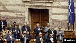 Perdana Menteri Yunani Alexis Tsipras (bawah kanan) di parlemen, Athena, Yunani, 28 Juni 2015. 