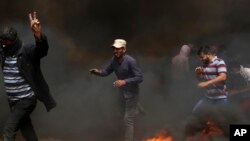 Demonstran Palestina bentrok dengan pasukan keamanan Israel di Khan Younis, Jalur Gaza (20/4). 