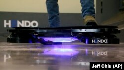 Los hoverboards son una patineta que contiene un par de imanes, que al entrar en contacto con el metal del suelo generan una fuerza electromagnética que hace que la tabla se mantenga elevada sobre la superficie.