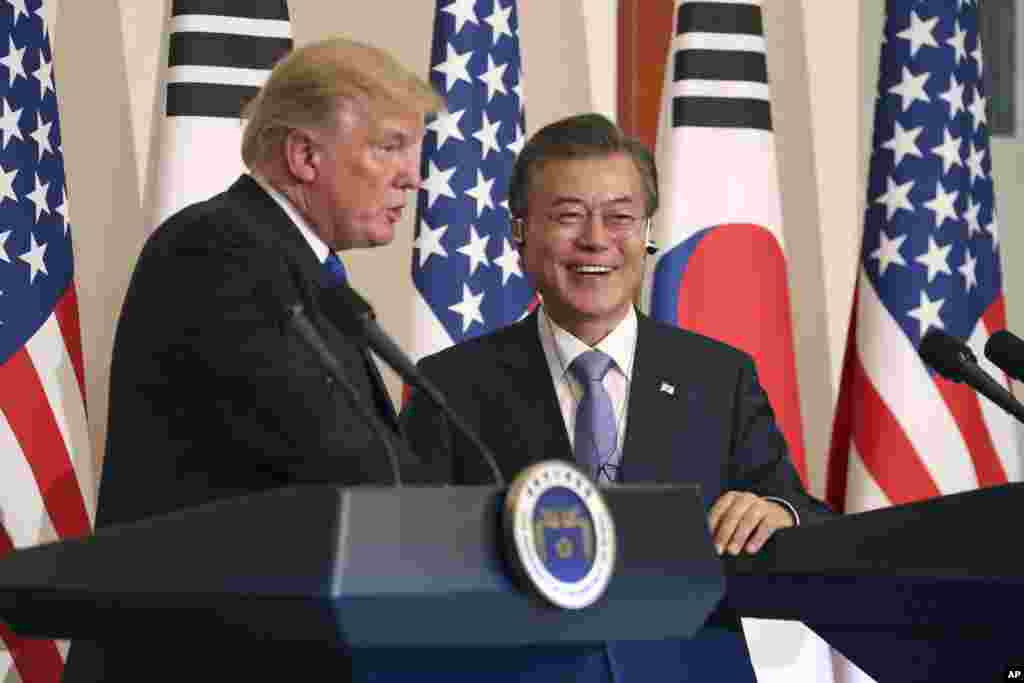 Presiden Donald Trump dan Presiden Korea Selatan Moon Jae-in mengadakan&nbsp;konferensi pers bersama di Blue House di Seoul, 7 November 2017.