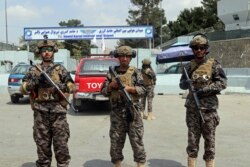 Pasukan khusus Taliban melakukan pengamanan di depan pintu gerbang bandara internasional Hamid Karzai di Kabul, Afghanistan.