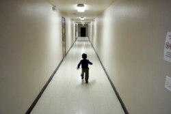 지난해 12월 미국 캘리포니아주 샌디에이고의 한 이민자 수용시설에서 지내는 어린이.