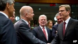 Njemački i britanski ministri vanjskoh poslova Guido Westerwelle i William Hague na današnjem sastanku ministara EU u Brusselsu. 