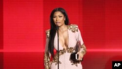 Nicki Minaj reçoit le prix de l'album rap / hip-hop pour "The Pinkprint" aux American Music Awards à Los Angeles.r le 22 novembre 2015.