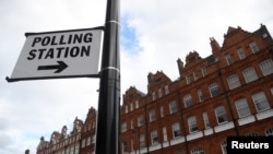Penunjuk arah lokasi tempat pemungutan suara terlihat menjelang pemilihan umum yang akan datang, di London, 6 Juni 2017.
