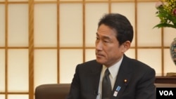 Menlu Jepang Fumio Kishida dalam wawancara eksklusif dengan Tim VOA di Tokyo (27/2).