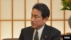 日本外交大臣岸田文雄2月27日在東京接受了美國之音記者的專訪