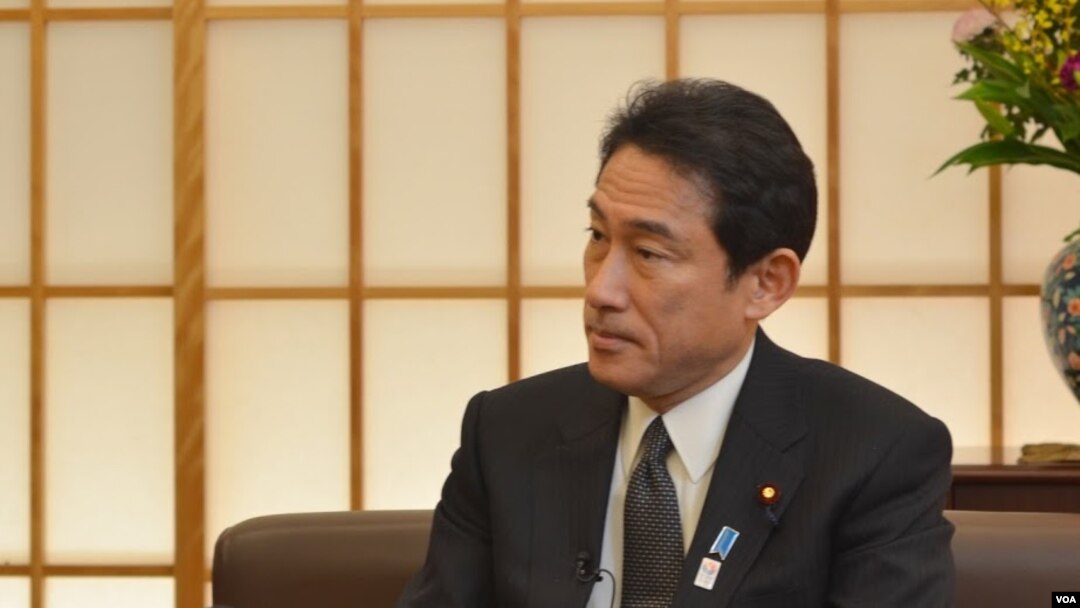 Menlu Jepang Fumio Kishida dalam wawancara eksklusif dengan Tim VOA di Tokyo (27/2).