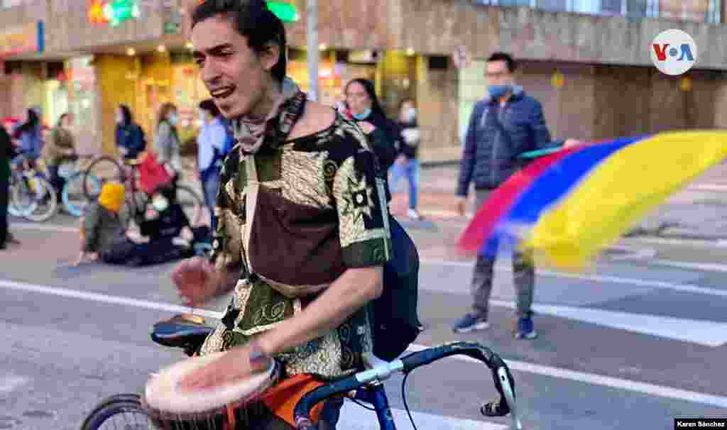 Un m&#250;sico, a ritmo de bullerengue, anim&#243; a los manifestantes en el Parque de los Hippies, en Bogot&#225;.