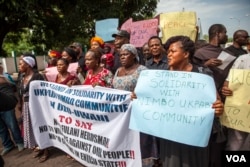Protesters march to the office of the state governor in Enugu, Nigeria, to demand action after a suspected herdsmen attack on the village of Nimbo, May 3, 2016. (C. Stein/VOA)