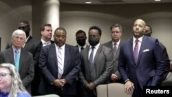 Пятеро бывших сотрудников полиции Мемфиса, которым предъявлены обвинения в смертельном избиении Тира Николса, на слушаниях в здании суда округа Шелби в Мемфисе, штат Теннесси, США, 17 февраля 2023 года.