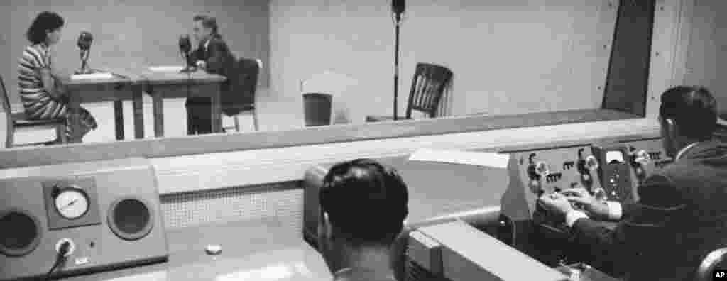 老照片回顾：美国之音中文广播70年