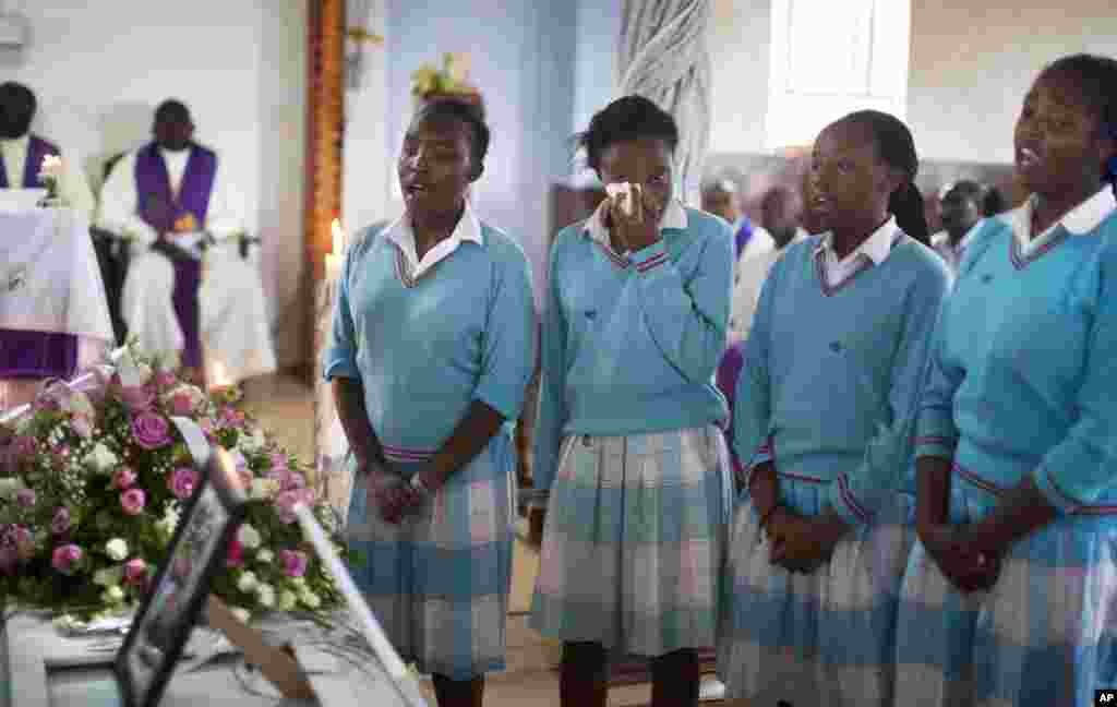 Seorang siswi dari Karisma Girls School meneteskan air mata setelah menyanyikan lagu persembahan mengenang&nbsp;​Angela Nyokabi Githakwa, 22 tahun, mantan siswi sekolah tersebut sebelum tewas dalam penembakan di Garissa University College, dalam acara pemakaman Githakwa di Mutunguru, Kenya.