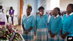 Des lycéennes commémorent l’attaque de l’université de Garissa, dans le village de Mutunguru, Kenya, 10 avril 2015.