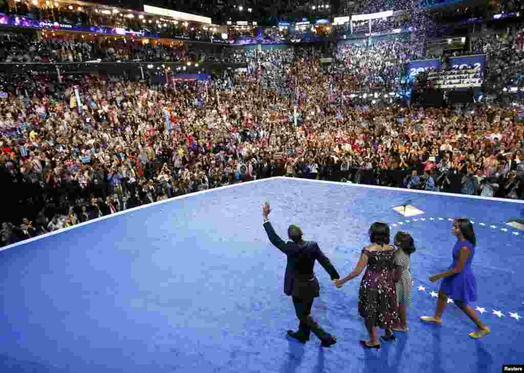 صدر اوباما ڈیموکریٹک پارٹی کے قومی کنونشن میں خاتون اول اور اپنے بچوں کے ہمراہ ہاتھ ہلا کر کارکنان کا جواب دیتے ہوئے
