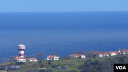 El maestro en Estados Unidos planea seguir escribiéndole a la familia que descubrió la botella en las portuguesas Islas Azores, ubicadas en el Atlántico Norte.