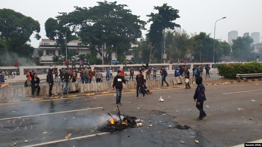 Situasi di sekitar Gedung DPR/MPR RI pasca unjuk rasa mahasiswa, 24 September 2019. (Foto: VOA/Sasmito)