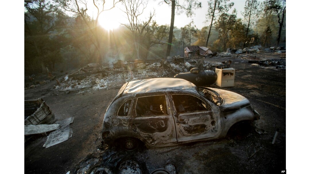 Un vehículo calcinado por un incendio forestal en Wolf Creek Road cerca de Clearlake Oaks, California , el domingo, 24 de junio de 2018.