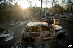 Un vehículo calcinado por un incendio forestal en Wolf Creek Road cerca de Clearlake Oaks, California , el domingo, 24 de junio de 2018.