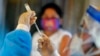 Seorang petugas kesehatan menyiapkan vaksin di Lima, Peru, 28 Oktober 2020. (Foto: dok). Peru siap menyelenggarakan uji klinis tahap 3 vaksin COVID-19 Janssen Pharmaceutical Cos.