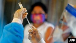 Seorang petugas kesehatan menyiapkan vaksin di Lima, Peru, 28 Oktober 2020. (Foto: dok). Peru siap menyelenggarakan uji klinis tahap 3 vaksin COVID-19 Janssen Pharmaceutical Cos.