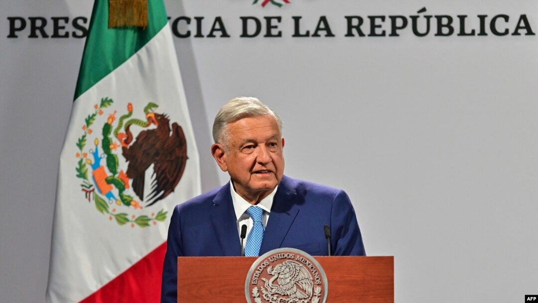 El presidente de México, Andrés Manuel López Obrador, habla durante una ceremonia para conmemorar el día 100 de su tercer año en el cargo, en el Palacio Nacional en la Ciudad de México, el 30 de marzo de 2021.