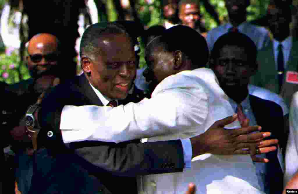 Eduardo dos Santos (esquerda) e Jonas Savimbi