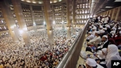 انڈونیشیا کے دارالحکومت جکارتہ کی استقلال مسجد میں مسلمان نماز کے لیے جمع ہیں (فائل)