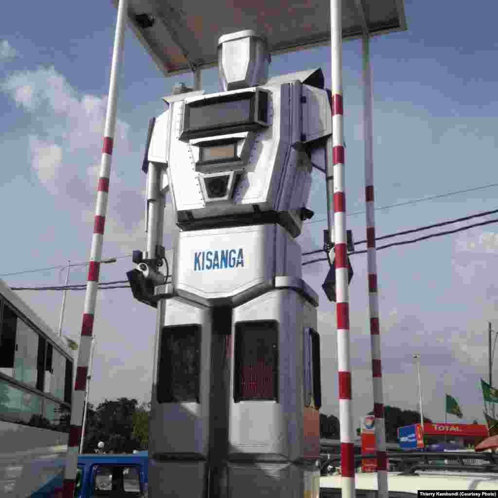 Des robots régulent la circulation routière à Kinshasa