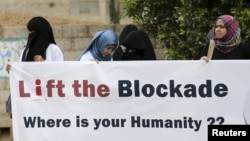 Healthcare workers demonstrate against a blockade on Yemen imposed by a Saudi-led coalition that has caused food and fuel shortages, outside the headquarters of the United Nations in Sana'a, May 7, 2015