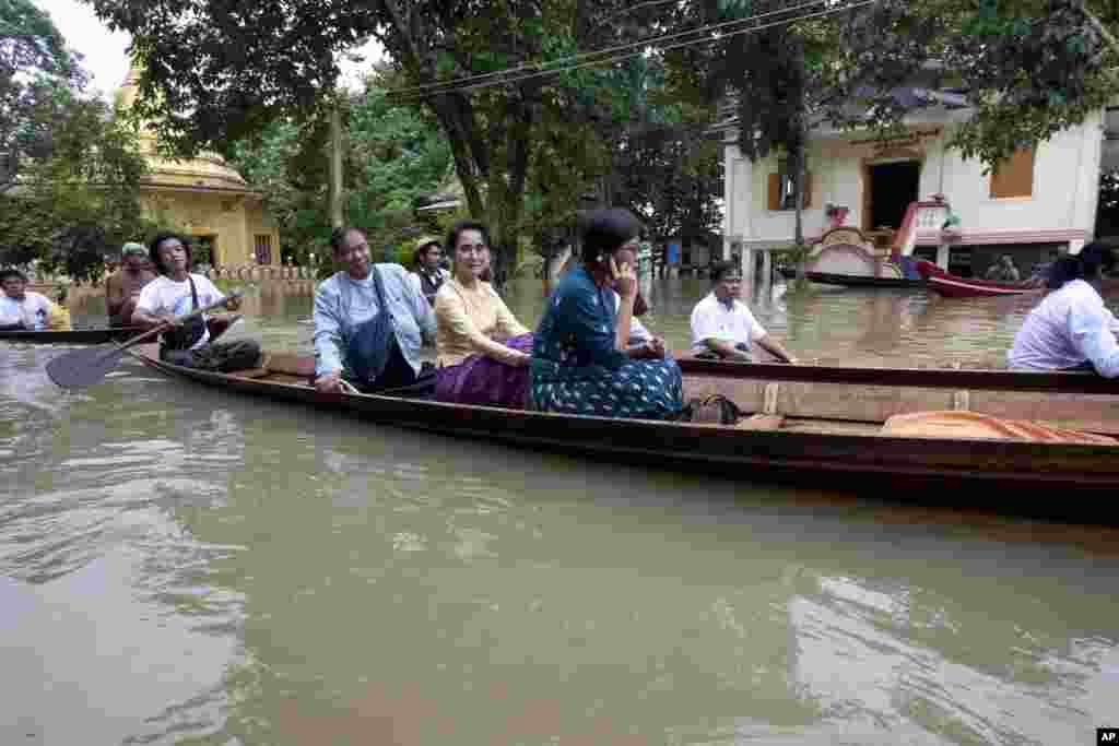 미얀마에 내린 대규모 홍수로 피해가 속출한 가운데, 야당 지도자 아웅산 수치 여사가 양곤 북동부 바고 지역 수해민들을 방문하기 위해 보트를 타고 침수된 마을을 지나고 있다.