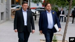 Fired Catalan vice president Oriol Junqueras, right, arrives at the national court in Madrid, Nov. 2, 2017. Some of the 14-member ousted Catalan Cabinet were expected to appear before a judge in Madrid for questioning as part of a rebellion inquiry.