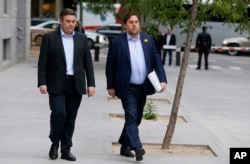 Fired Catalan vice president Oriol Junqueras, right, arrives at the national court in Madrid, Nov. 2, 2017. Some of the 14-member ousted Catalan Cabinet were expected to appear before a judge in Madrid for questioning as part of a rebellion inquiry.