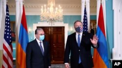 마이크 폼페오 미국 국무장관(오른쪽)과 조흐랍 므나차카냔 아르메니아 외무장관이 23일 워싱턴 국무부 청사에서 회담했다.