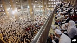 Muslim men attend a prayer at Istiqlal Mosque in Jakarta, Indonesia, Feb. 11, 2017. Tens of thousands gathered at the national mosque for the mass prayers urging Indonesians to vote for Muslims in city and district elections being held across the country