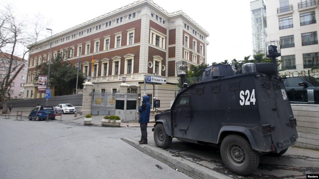 Sebuah mobil polisi terlihat berjaga di luar gedung konsulat jenderal Jerman yang ditutup karena adanya peringatan kemungkinan ancaman teror di Istanbul, Turki (17/3). 
