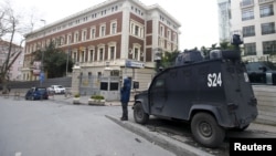 2016年3月17日装甲警车停在关闭的土耳其德国领事馆前。