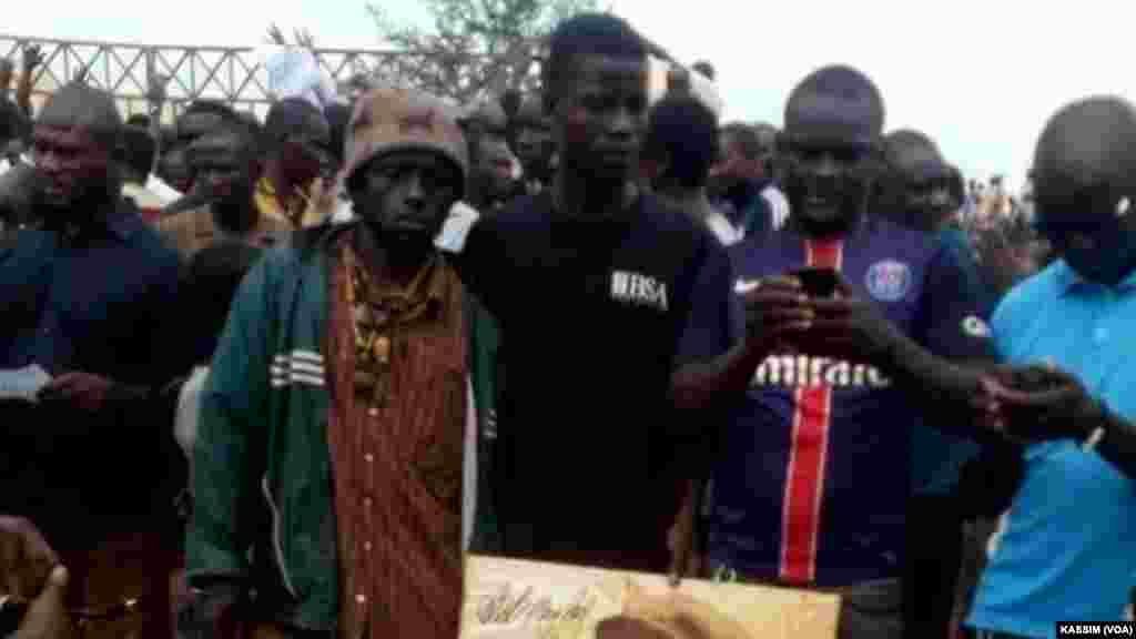 Manifestation de soutien au jeune activiste Rasbath, devant le tribunal dans la commune&nbsp;IV, Bamako, le 17 août, 2016. (VOA/Kassim Traoré)